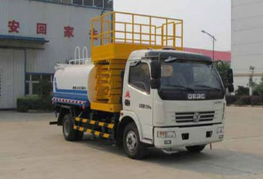 多功能灑水車——東風(fēng)多利卡升降平臺灑水車2