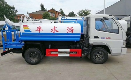 3噸灑水車廠家價(jià)格_3噸時(shí)風(fēng)風(fēng)順?biāo){牌綠化灑水車3