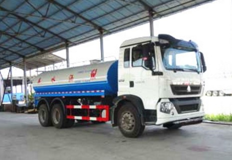 20方灑水車筒體厚度標(biāo)準(zhǔn)_重汽豪沃T5G-20噸綠化灑水車廠家價(jià)格2
