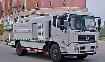 多功能灑水車_東風(fēng)天錦太陽能光伏板清洗車3