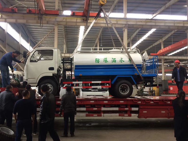 礦底防爆灑水車裝車圖片 礦底防爆灑水車裝車圖片