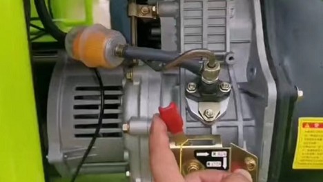 打開這個紅色把手的開關,往右邊旋轉 打開這個紅色把手的開關,往右邊旋轉