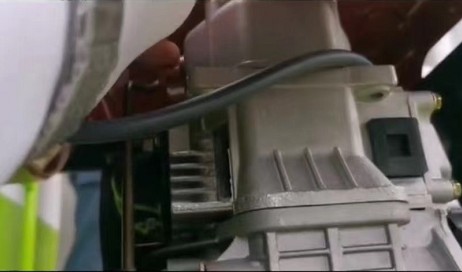 按下減壓閥這紅色的給他按下來,按下減壓閥。 按下減壓閥這紅色的給他按下來,按下減壓閥。